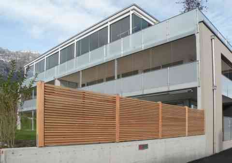 Sichtschutz Jalousie montiert auf Mauersockel