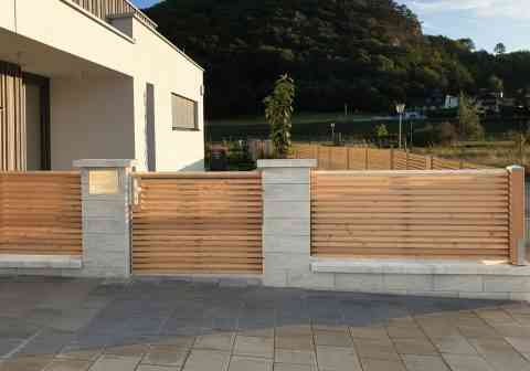 Sichtschutzfelder zwischen Betonstehern