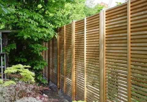 Gediegener Sichtschutz aus Lärchenholz