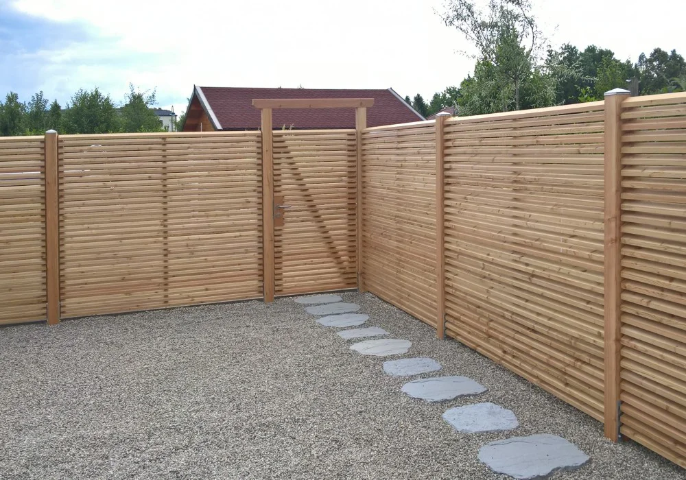 Sichtschutz und Tür im gleichen Design aus Lärchenholz