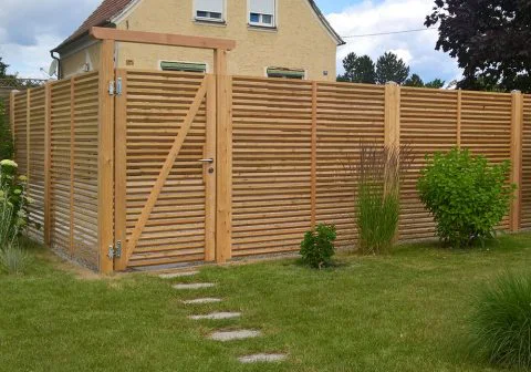 Sichtschutz Jalousie mit integrierter Tür