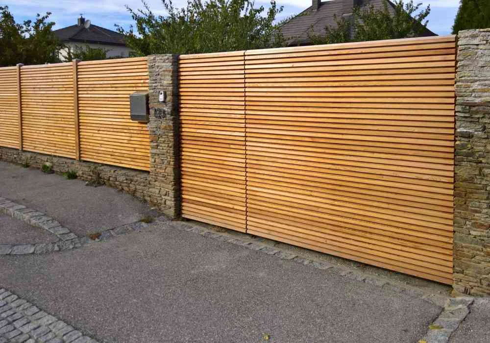 Sichtschutz, Tür und Tor im gleichen Design