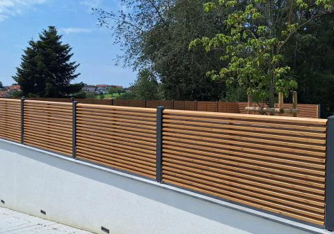 Sichtschutz Jalousie in Kombination mit Metallsäulen