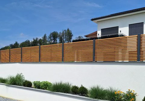 Sichtschutz Jalousie in Kombination mit Metallsäulen