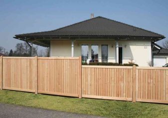 Sichtschutzwand abgestuft aus Lärchenholz