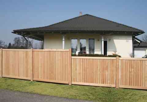 Sichtschutzwand abgestuft aus Lärchenholz