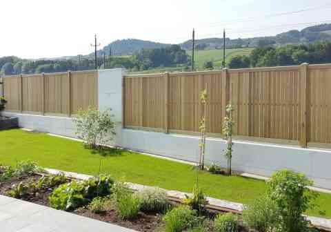 Elegante Sichtschutzwand aus Lärchenholz