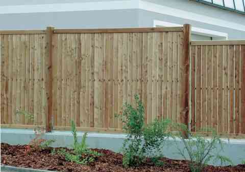 Sichtschutzzaun mit Abstand zwischen den Brettern