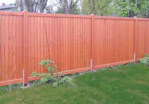 Formschöne Sichtschutzwand aus Lärchenholz