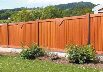 Formschöne Sichtschutzwand aus Lärchenholz