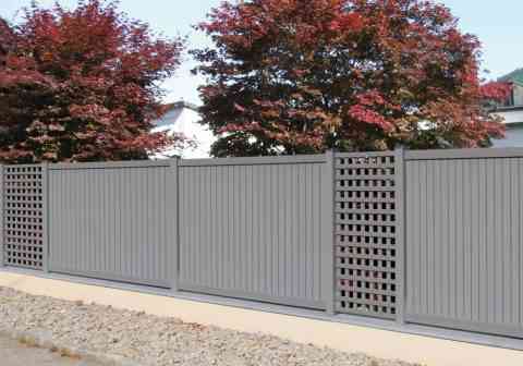 Aufgelockerter Sichtschutz mit Senkrechtgitter