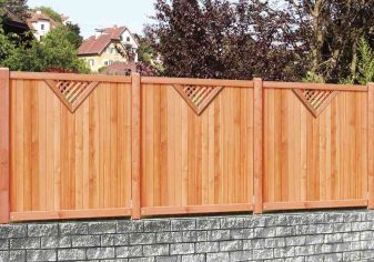 Sichtschutz aufgelockert mit Gittermotiv