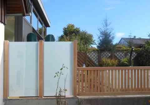 Verbundglas als Sichtschutz zwischen Holzstehern