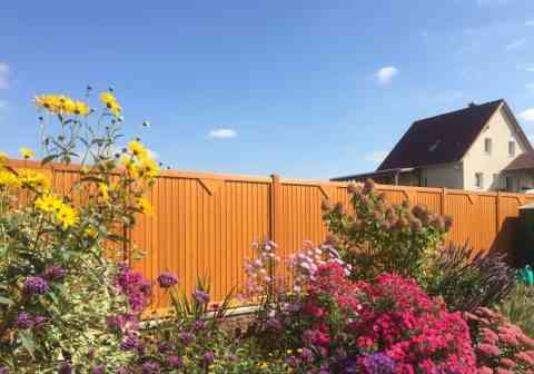 Formschöner Sichtschutz in Oberfläche Lasur