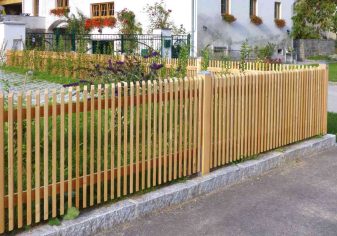 Eleganter Lamellenzaun aus Lärchenholz