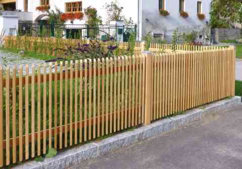 Eleganter Lamellenzaun aus Lärchenholz