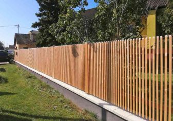 Sichtschutz senkrecht schmalseitig montiert