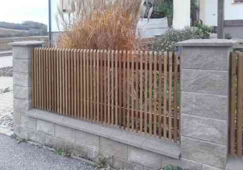 Sichtschutz senkrecht schmalseitig zwischen betonierten Säulen