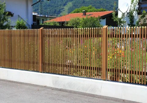 Sichtschutz Lammellenzaun aus Lärchenholz auf Mauer montiert