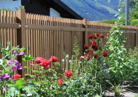 Innenansicht Sichtsschutz Lamellenzaun aus Lärchenholz