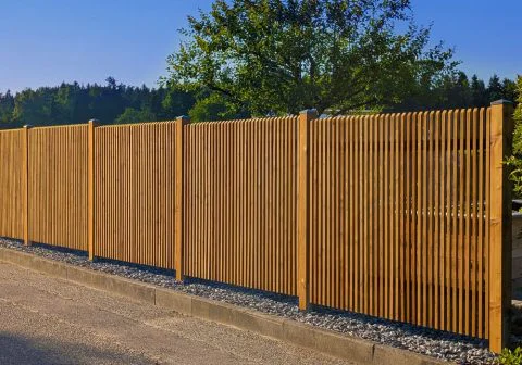 Sichtschutz Lärche - Abstand 20 mm, Höhen entsprechend Gefälle abgestuft - Salzimprägnierung