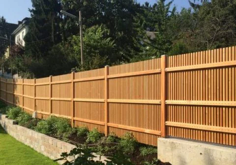 Sichtschutz senkrecht schmalseitig dem Gelände angepasst