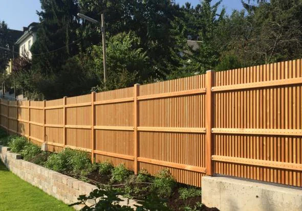 Sichtschutz senkrecht schmalseitig dem Gelände angepasst