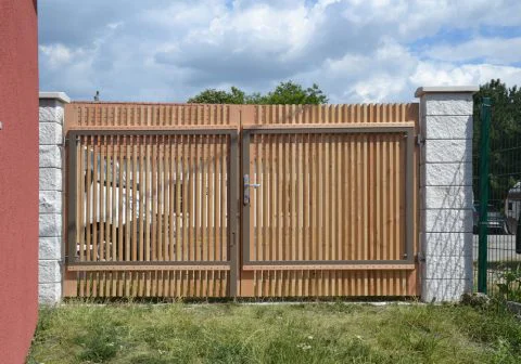 Zweiflügeliges Tor als Sichtschutz senkrecht schmalseitig
