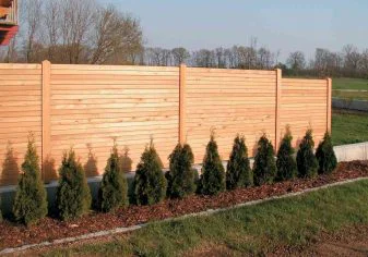 Waagrechter Sichtschutz in verschiedenen Höhen