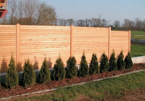 Waagrechter Sichtschutz in verschiedenen Höhen