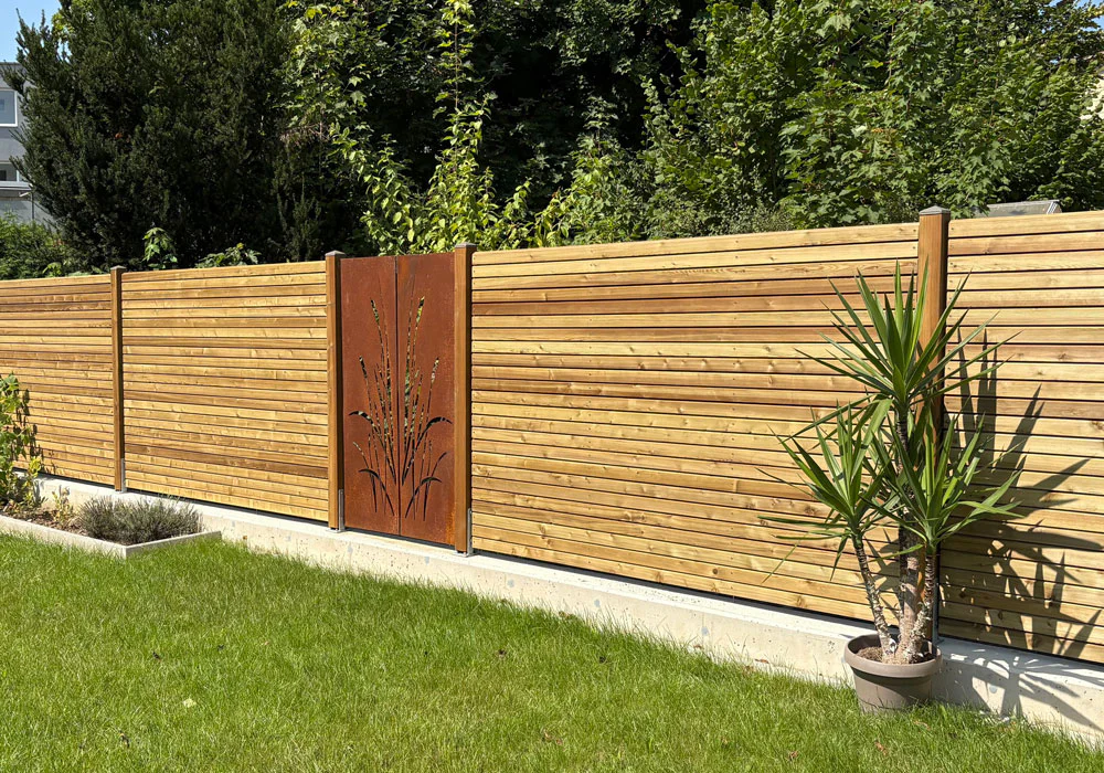 Sichtschutz in Kombination mit bauseitigen Cortenstahl-Tafeln – Salzimprägnierung