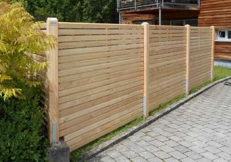 345 – 10 mm Durchsicht – Lärche natur Waagrechter Sichtschutz auf Punktfundamenten montiert