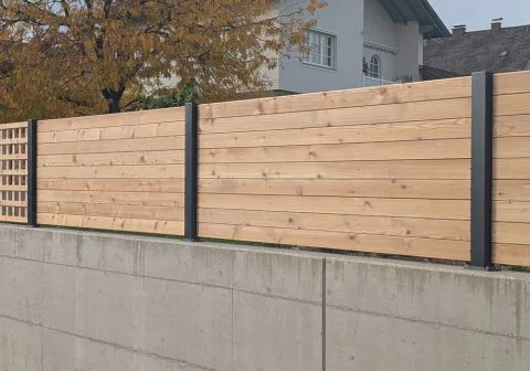 Sichtschutz Sonderform mit Alusteher beschichtet nach Wahl (nur Mauermontage)