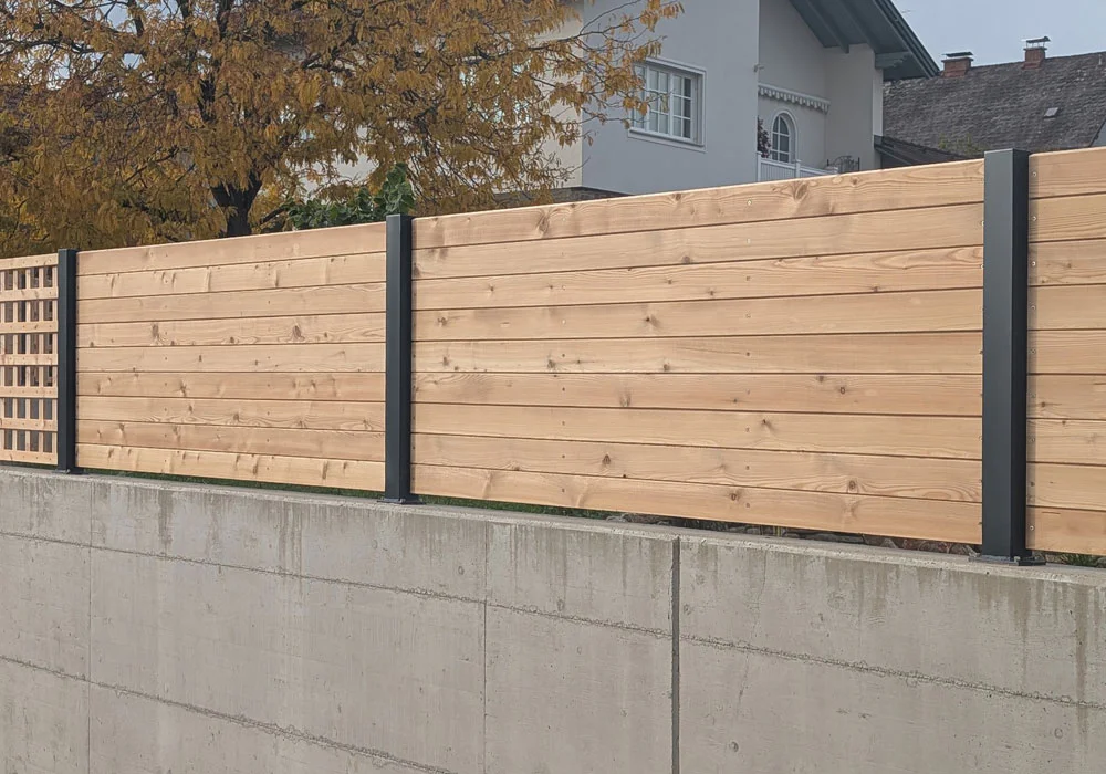 Sichtschutz Sonderform mit Alusteher beschichtet nach Wahl (nur Mauermontage)