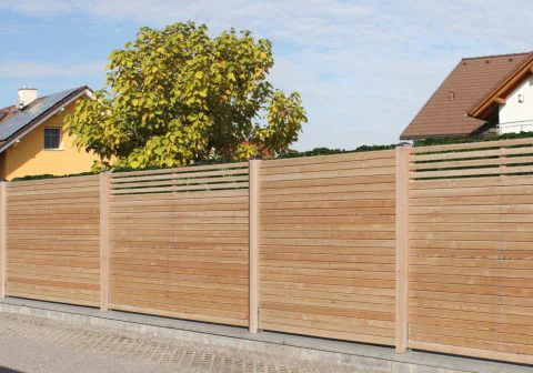 Eleganter Sichtschutz aus Lärchenholz