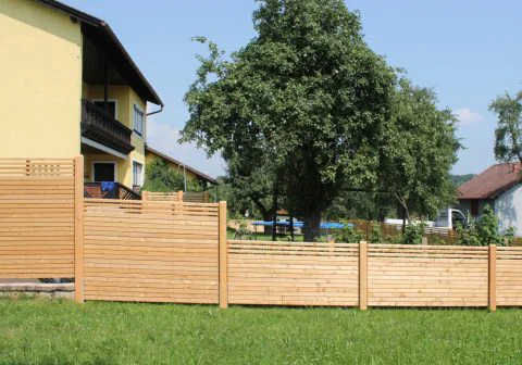 Sichtschutz dem Gelände angepasst