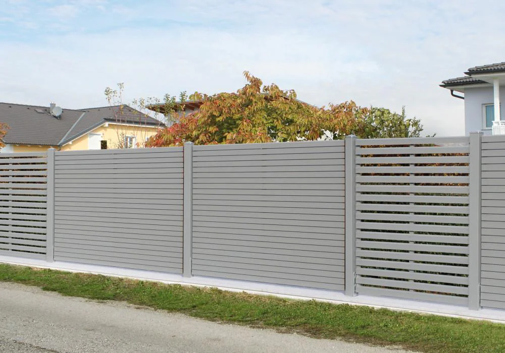 Sichtschutzzaun mit Gestaltungselementen