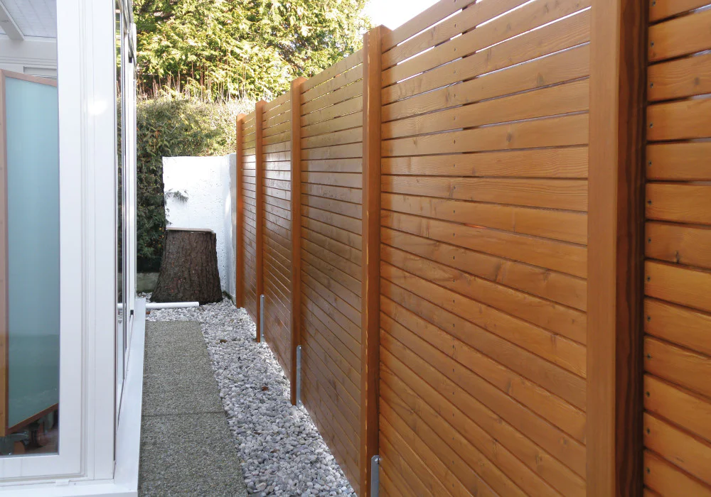 Waagrechter Sichtschutz auf Punktfundamenten