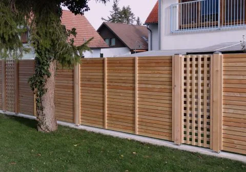 Sichtschutzzaun waagrecht in Kombination mit Senkrechtgitter