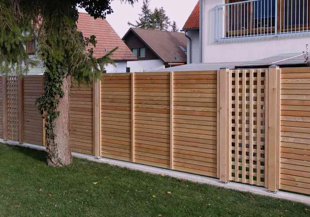 Sichtschutzzaun waagrecht in Kombination mit Senkrechtgitter