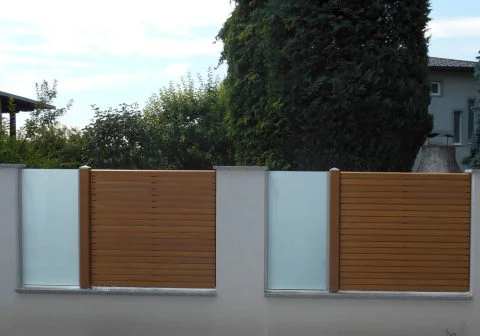 Sichtschutz aus Lärchenholz in Kombination mit Glaselementen