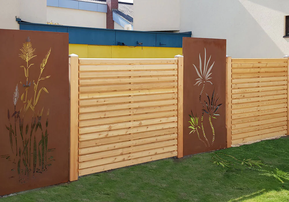 Kreativer Sichtschutz aus Lärchenholz und Metall