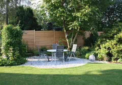 Romantischer Sichtschutz aus Lärchenholz