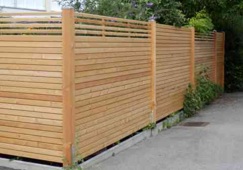 Sichtschutzzaun mit Gestaltungselementen