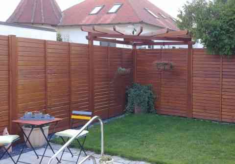 Sichtschutz Lärche kombiniert mit Eckpergola