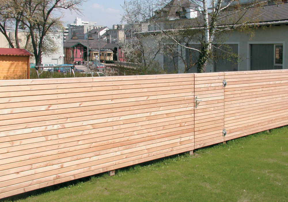 Eleganter Sichtschutz aus Lärchenholz