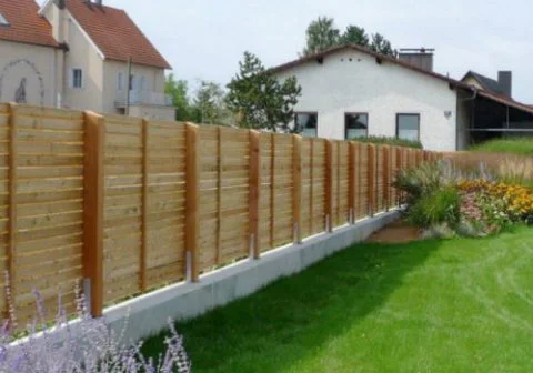 Sichtschutz aus Lärchenholz durchgehend montiert