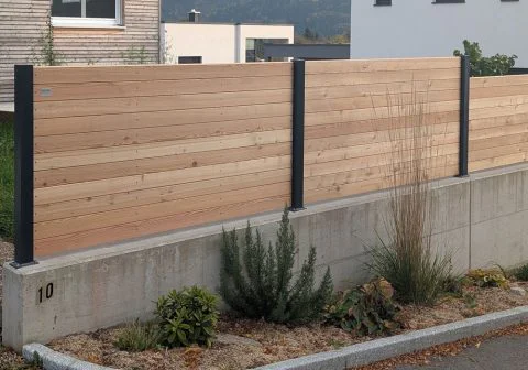 Sichtschutz Sonderform mit Alusteher beschichtet nach Wahl (nur Mauermontage)