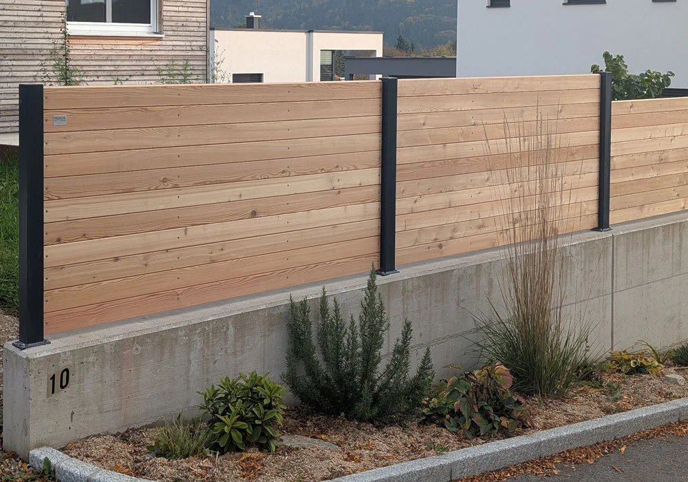 Sichtschutz Sonderform mit Alusteher beschichtet nach Wahl (nur Mauermontage)