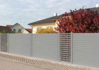 Sichtschutzzaun in Kombination mit Gitter